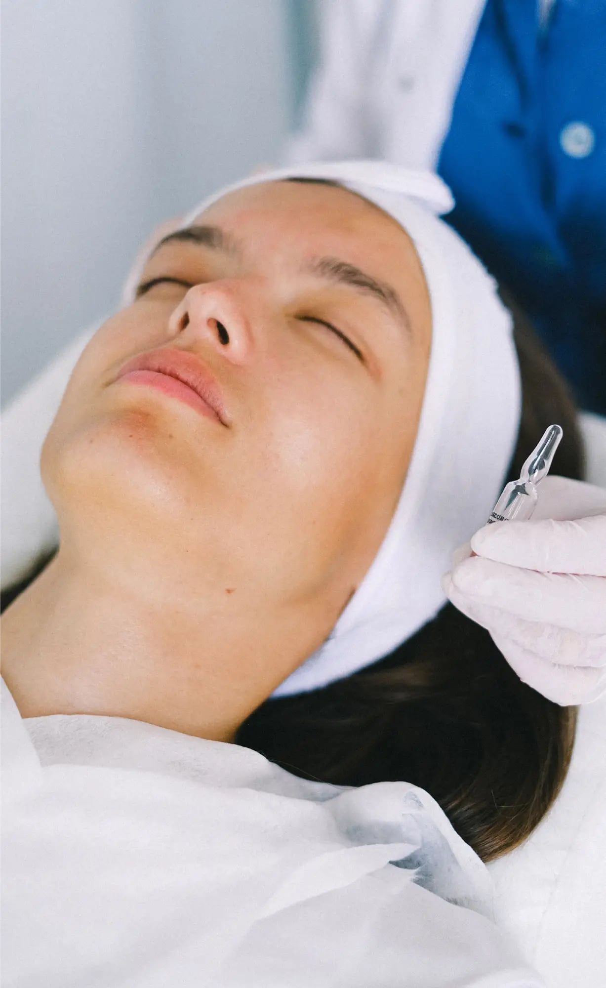 Trajtim i fytyrës me pajisje gjatë procedurës Glass Skin
