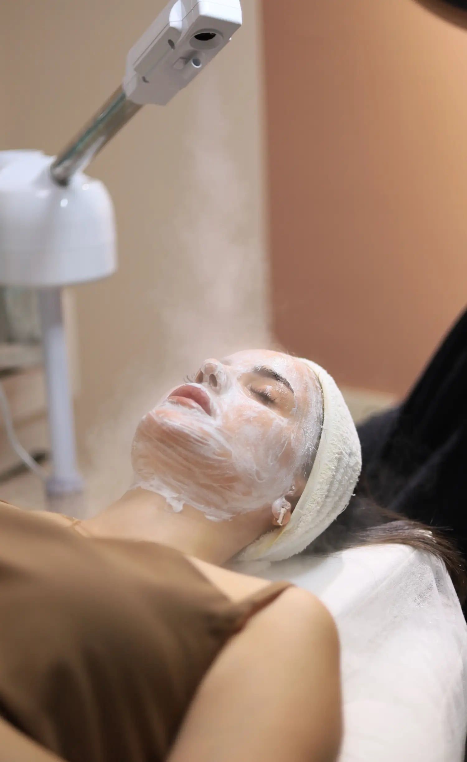 Avull facial gjatë pastrimit të thellë premium të fytyrës