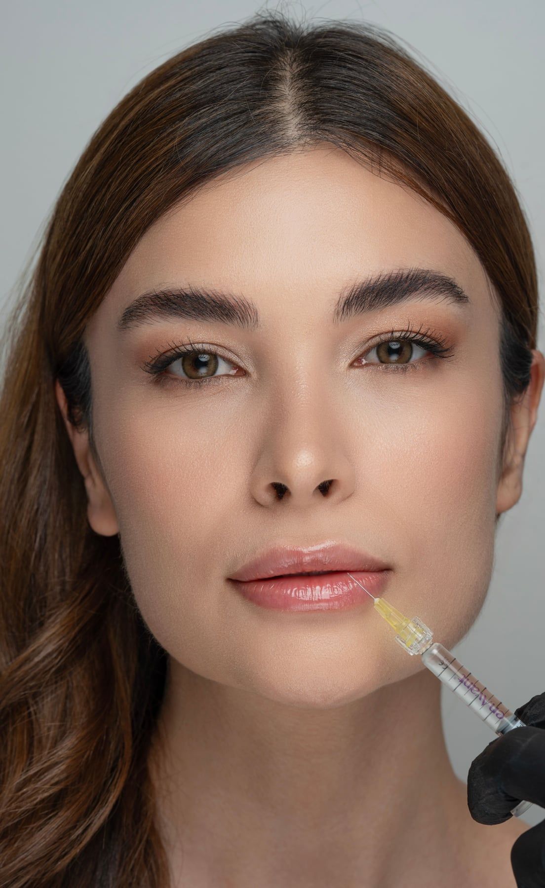 Injektim skin booster pranë buzëve