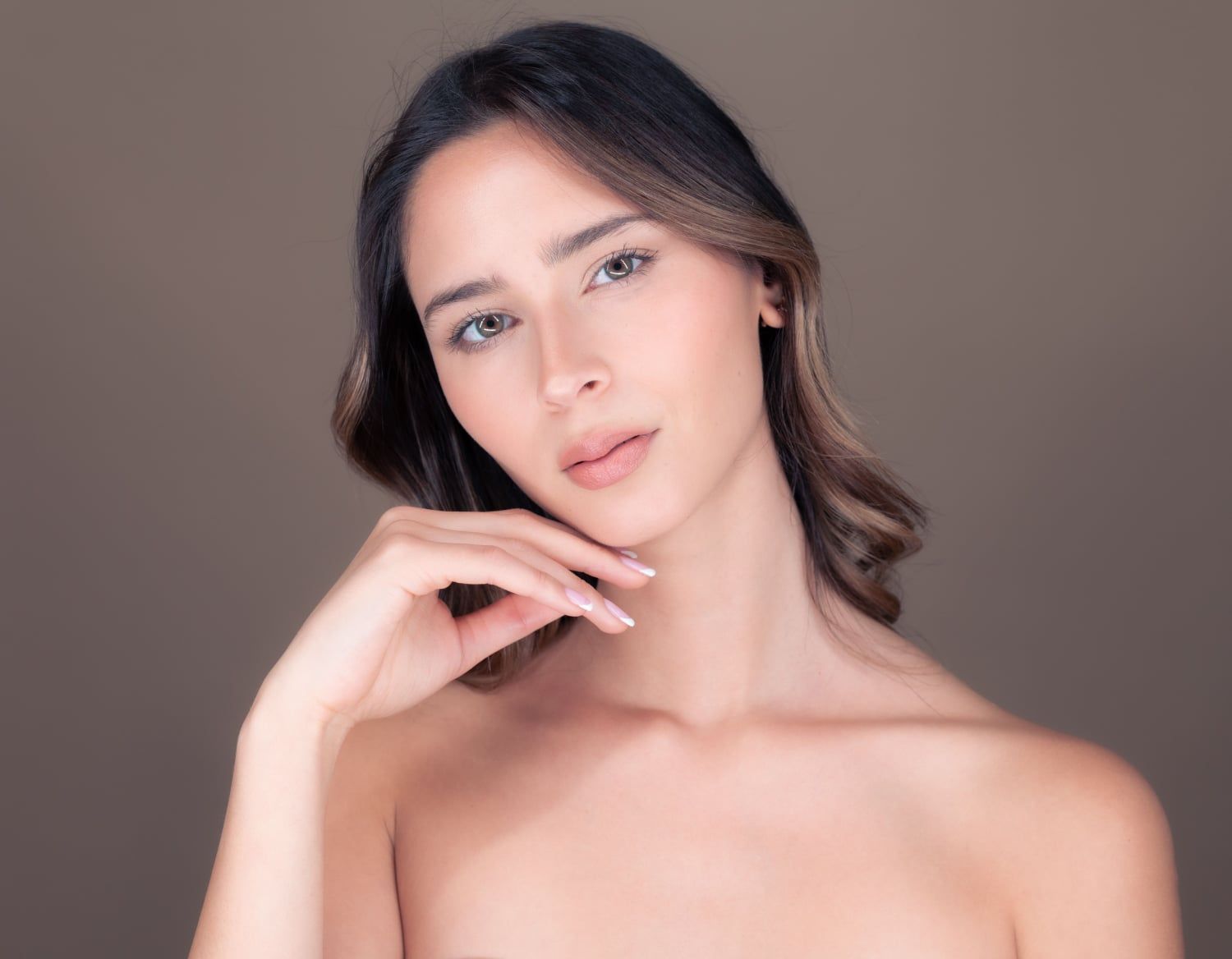 Portret i një gruaje të re me lëkurë të shëndetshme